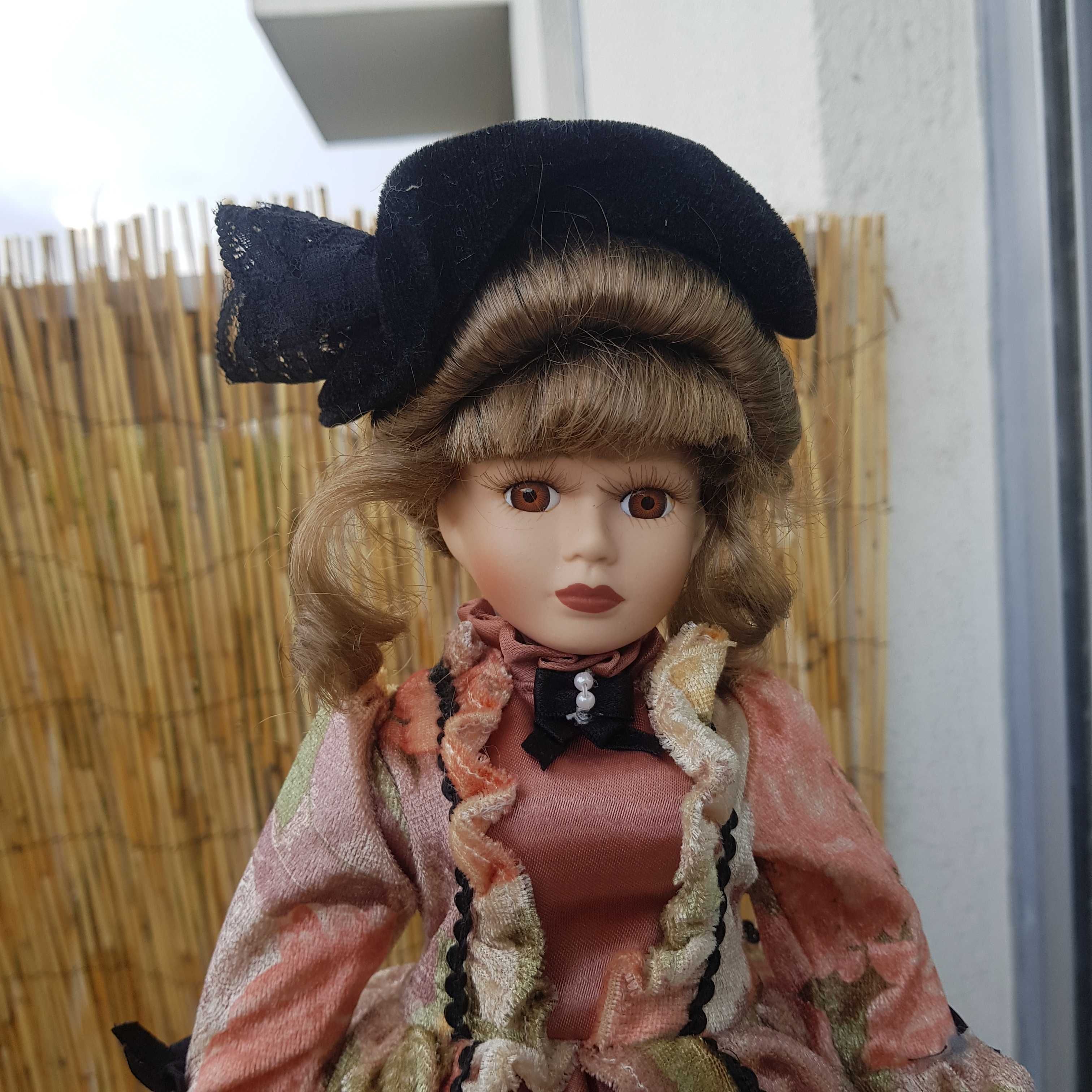 Порцеланова кукла със стойка