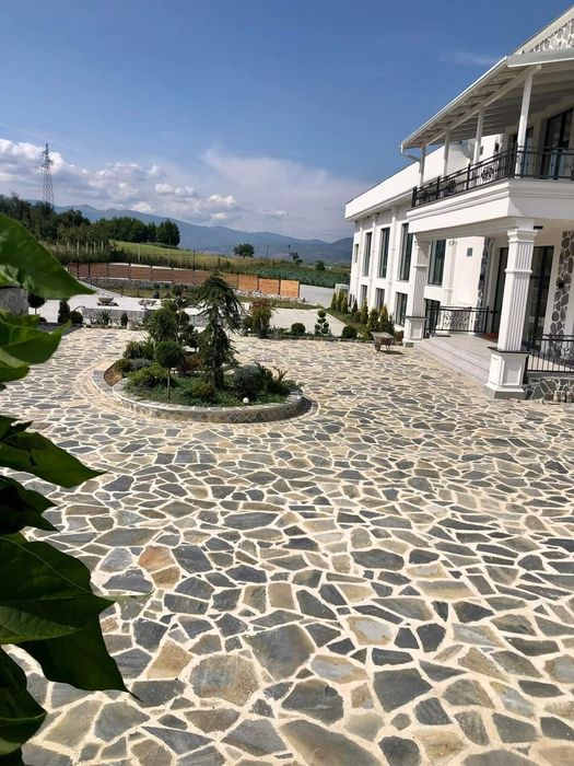 Piatra naturala avem și montaj