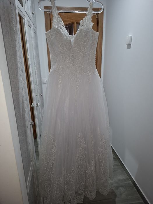 Vând rochie de mireasa+ crinolina 3 cercuri