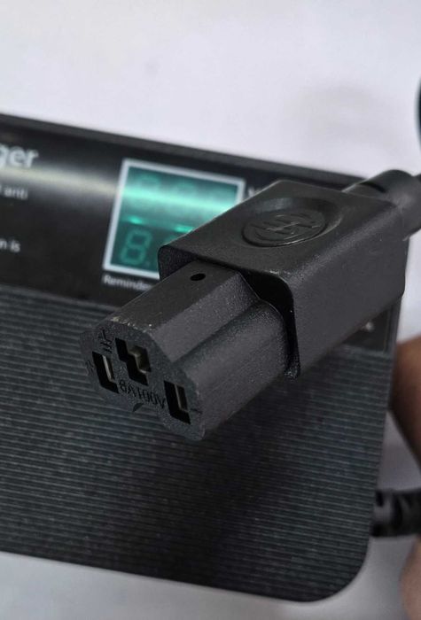 Зарядно устройство 48V за тягови акумулатори с дисплей.