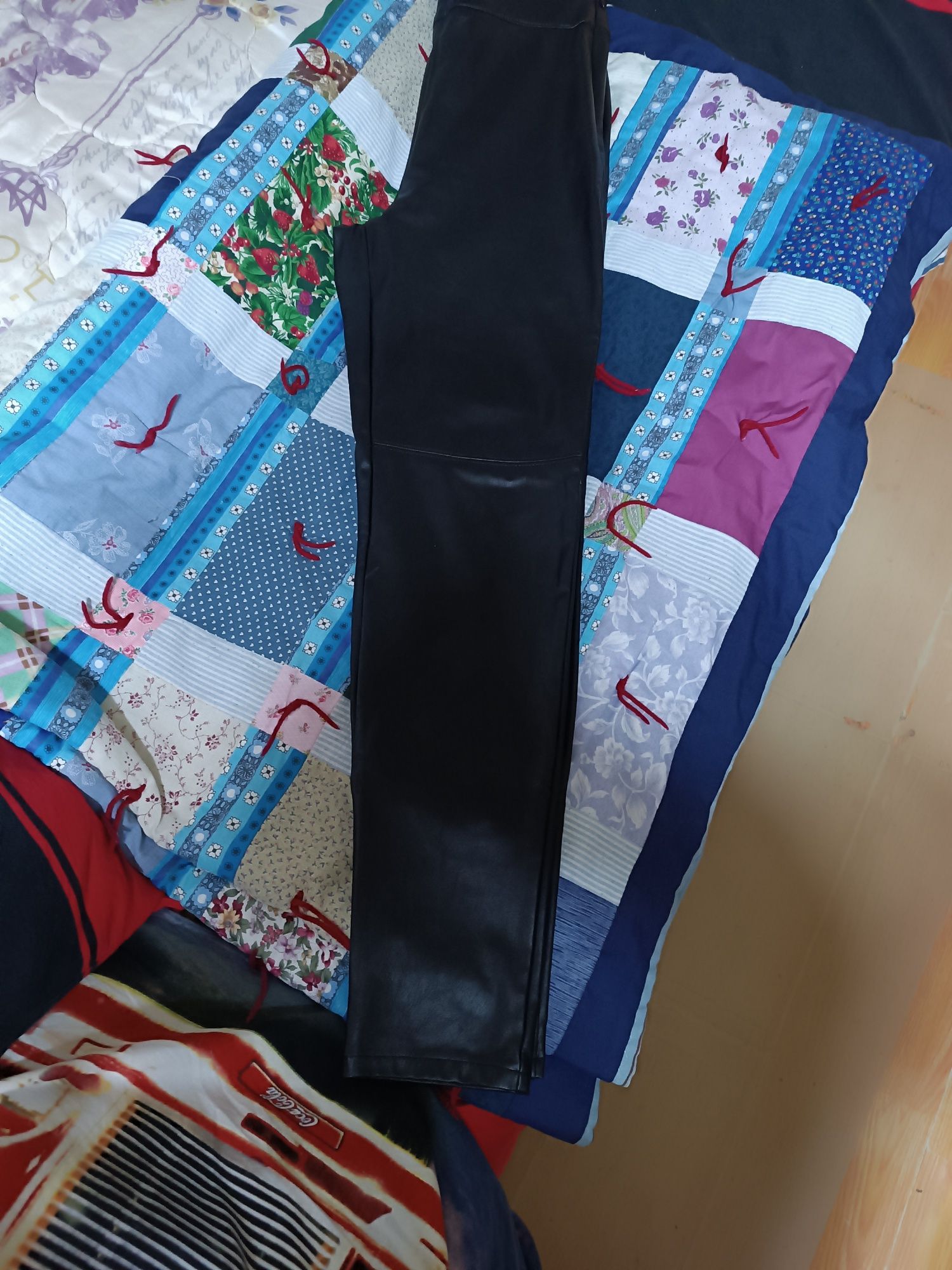 Pantaloni piele ecologică marca Stradivarius mărimea S.