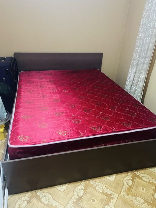 Продам кровать с матрасом