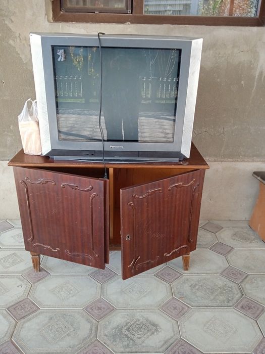 Телевизор рабочий с тумбой