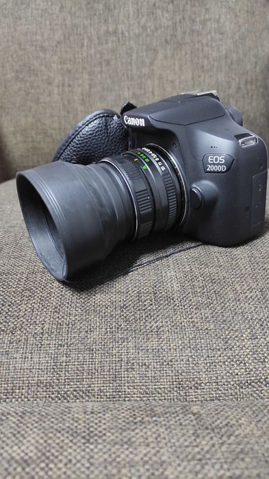 Canon 2000D и комплект сопутствующих аксессуаров.