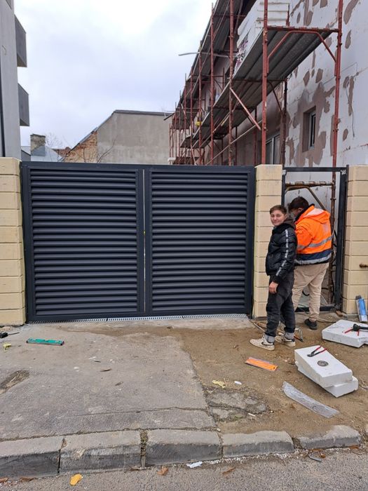 Construim la comanda dvs. garduri si porti din:
- panouri stil jaluzea