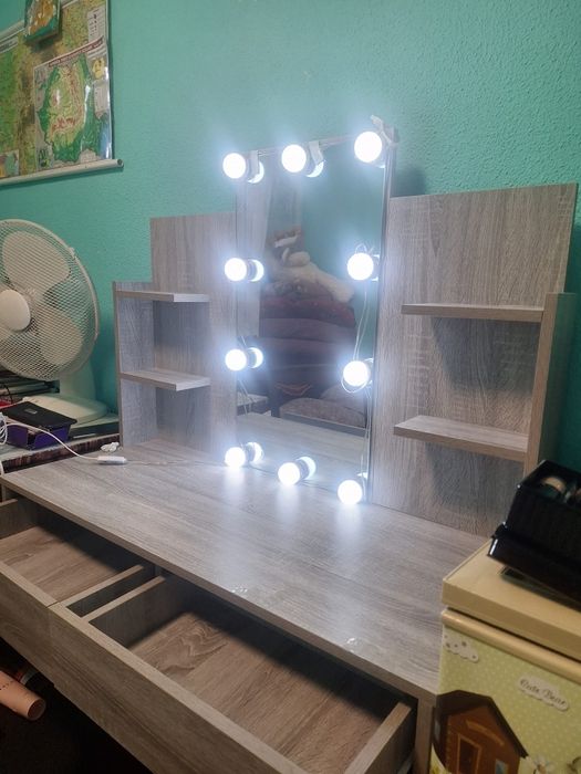 Masă make-up cu oglindă mare si lumini LED