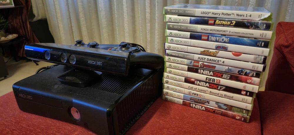 Consola Xbox360, Camera Kinect, 2 controllere 15 jocuri, NEGOCIABIL