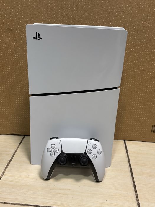 MDM vinde: Consola PS5 Slim, Disc Edition, 1TB.