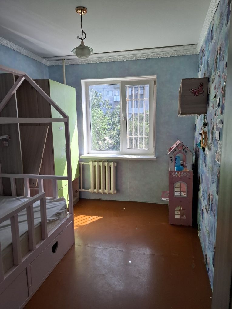 Продам 4-х комнатную квартиру в центре города