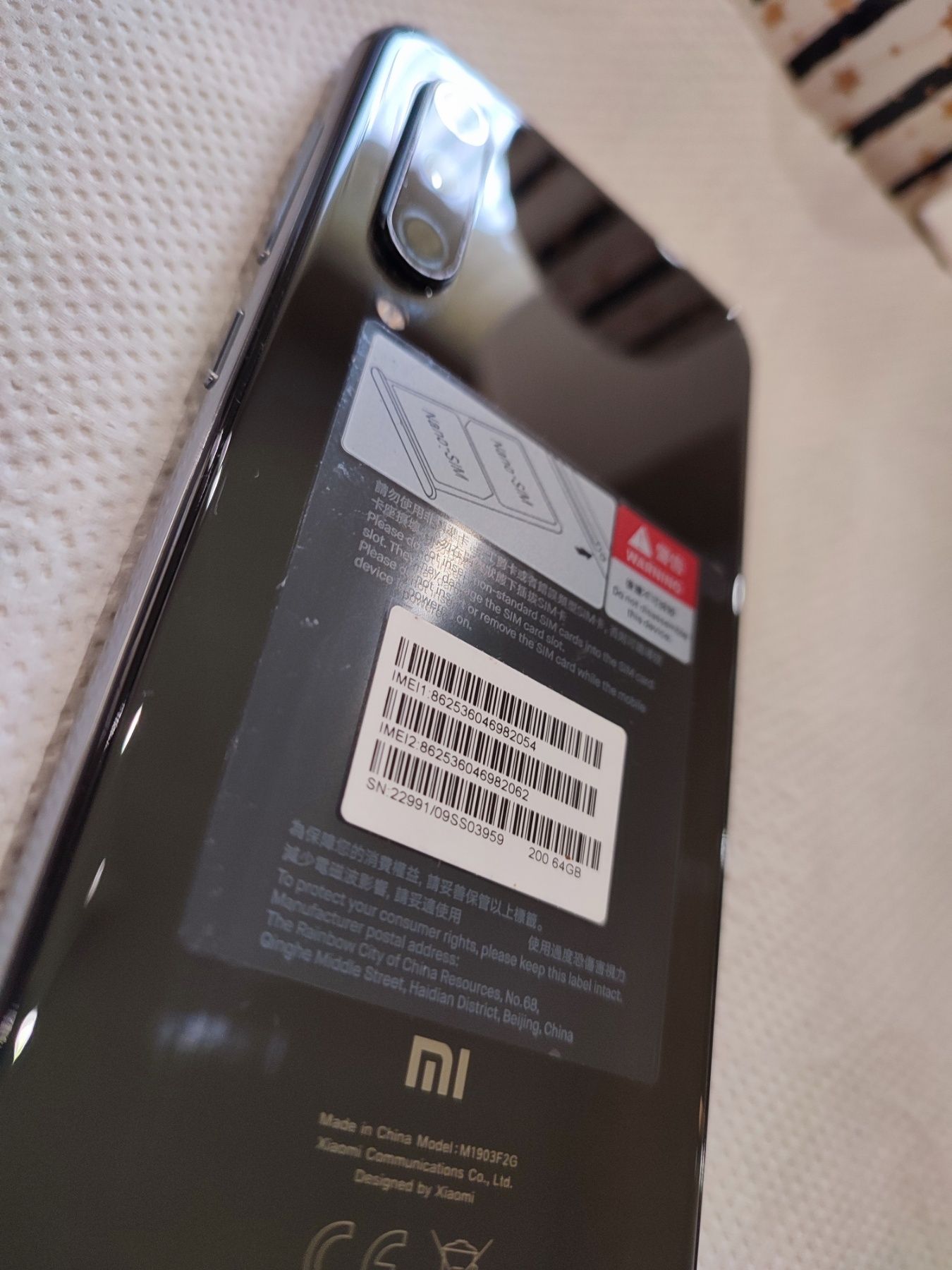 Смартфон Xiaomi Mi 9 SE + подарък MyKi детски часовник