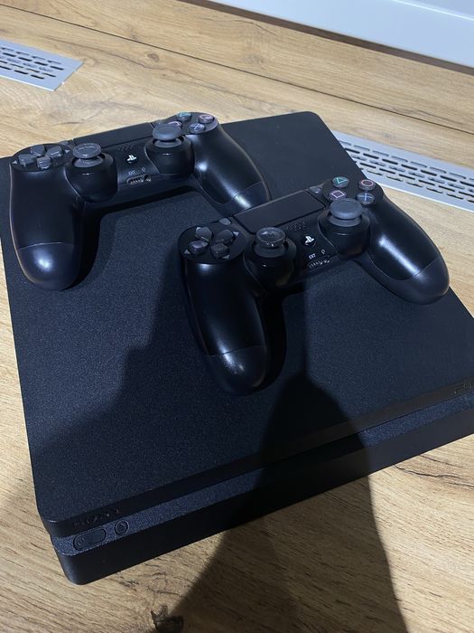 Playstation 4 Slim +7игр на дисках