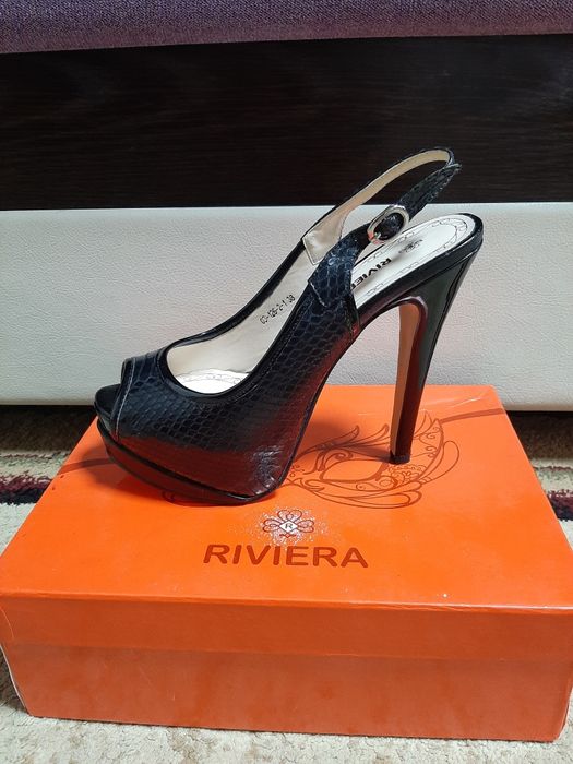 Продам 2 пары туфель. Размеры 38, 39