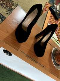 продаются  черные женские туфли  на  каблуке платформа 26 размер