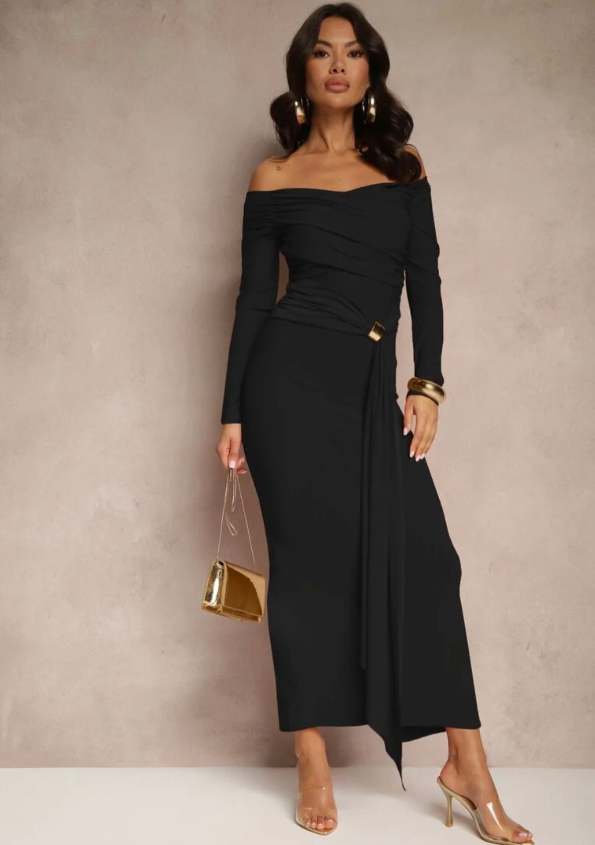 Rochie neagra elastica cu umerii goi ,marimea  one size