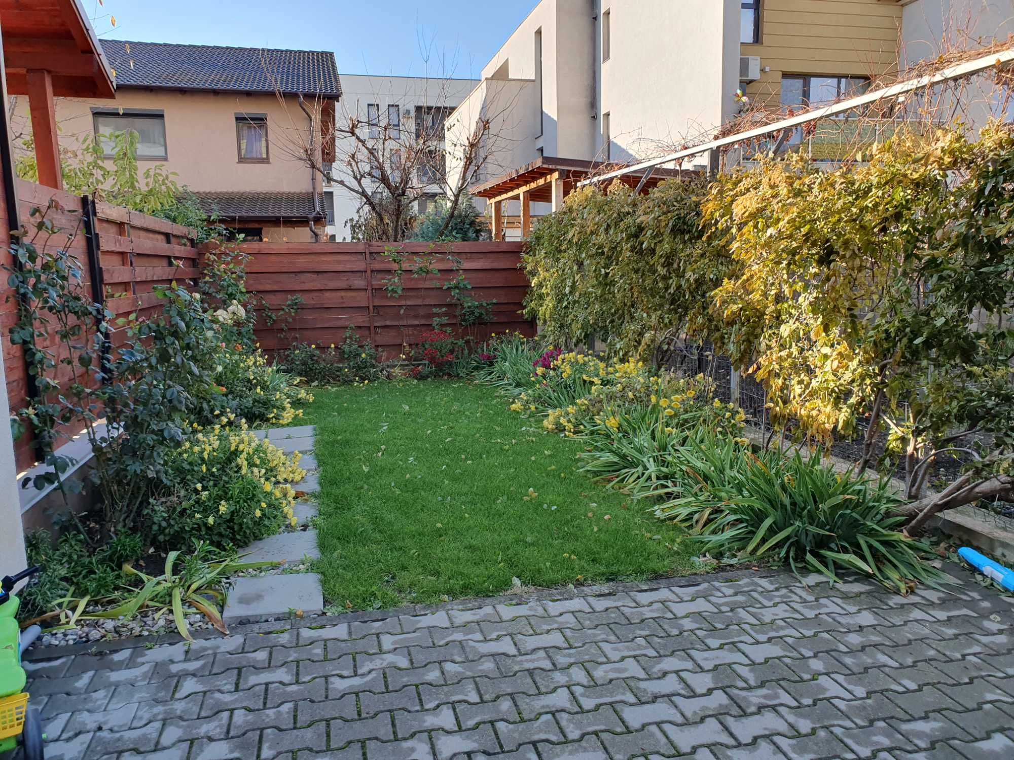 Inchiriez apartament 3 camere cu  gradina si doua locuri de parcare