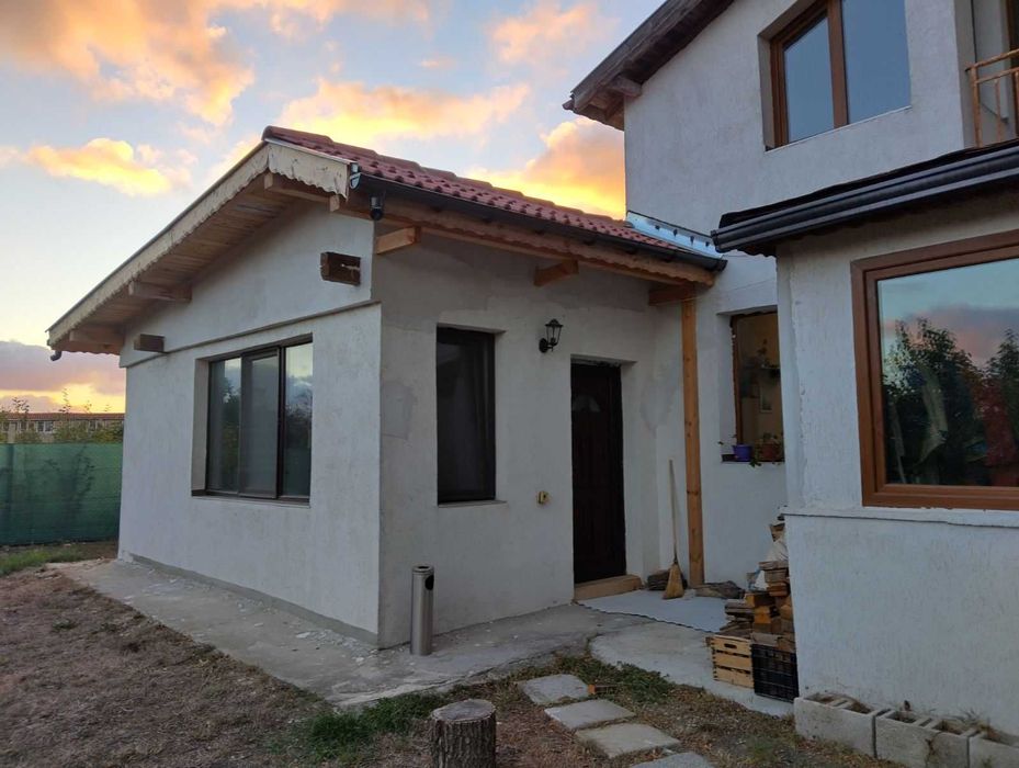 Продавам къща близо до Варна