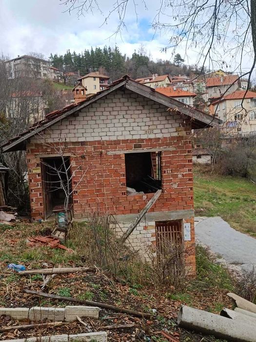 Продавам 3-ри етажна къща с. Момчиловци, на тухла и плочи.