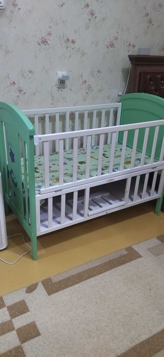 Детская кровать с люлькой.