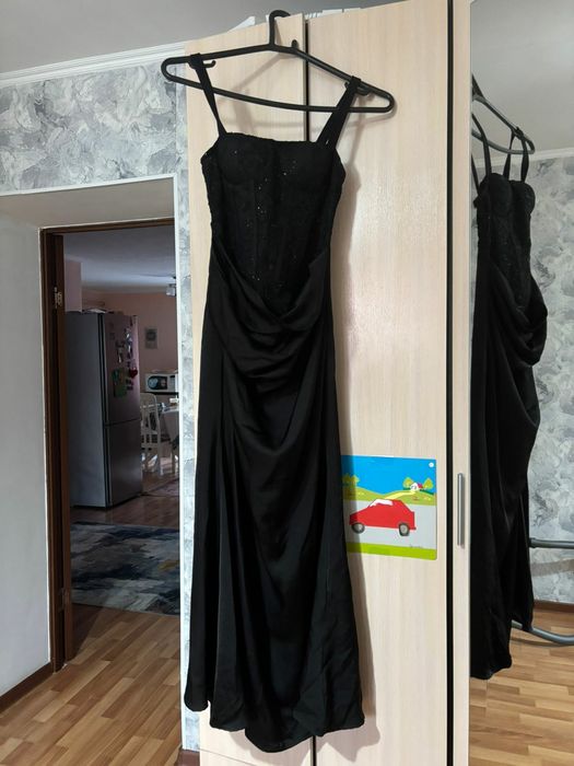 Вечерние черное платье с утягивающим блестящим корсетом