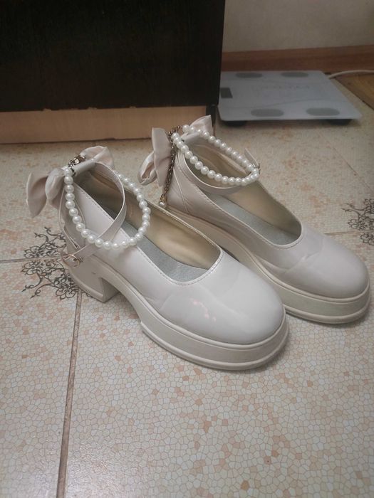 Продам белые туфли 37 размера