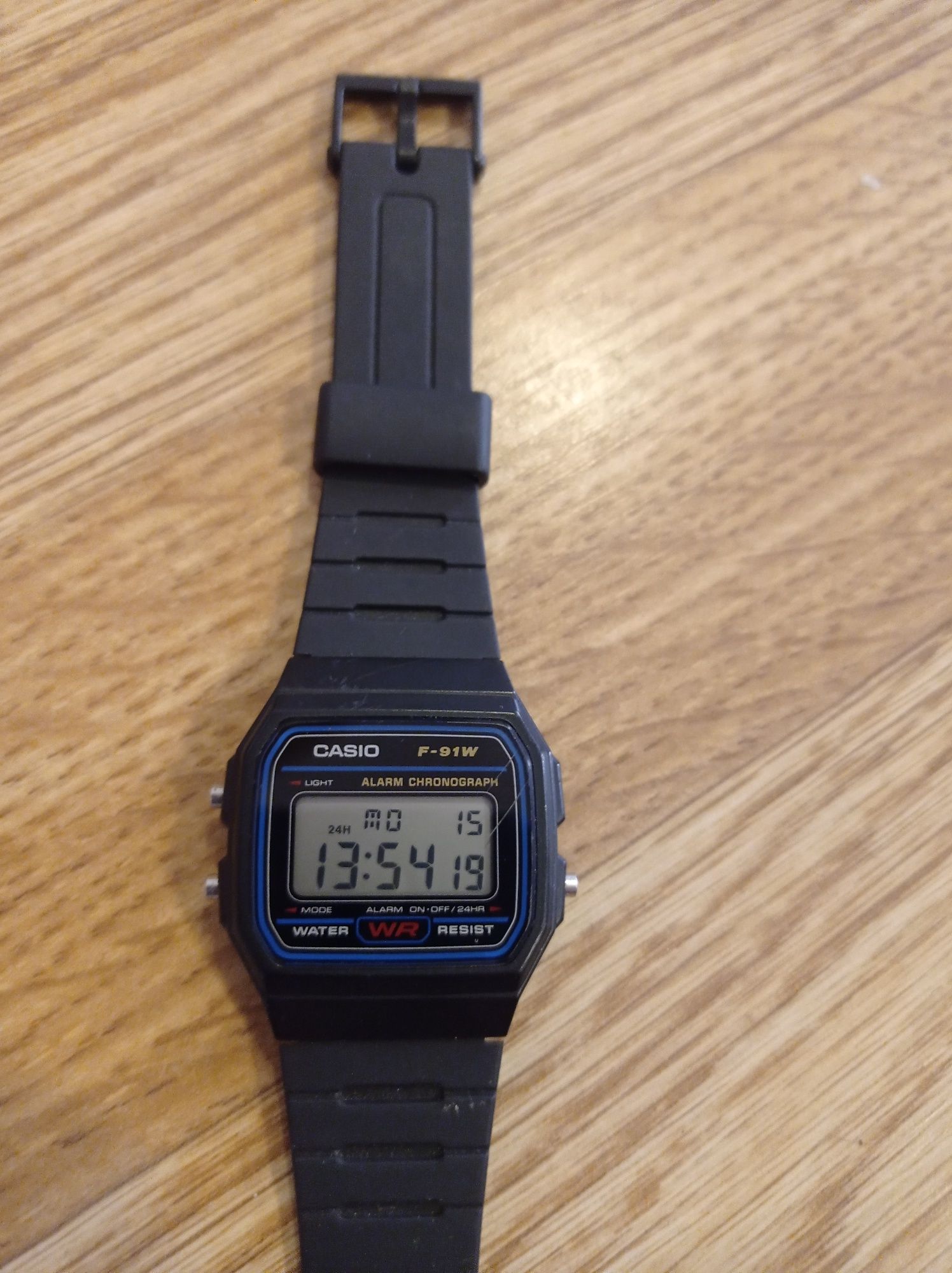 Ceas Casio F-91W digital și ceas mecanic timex