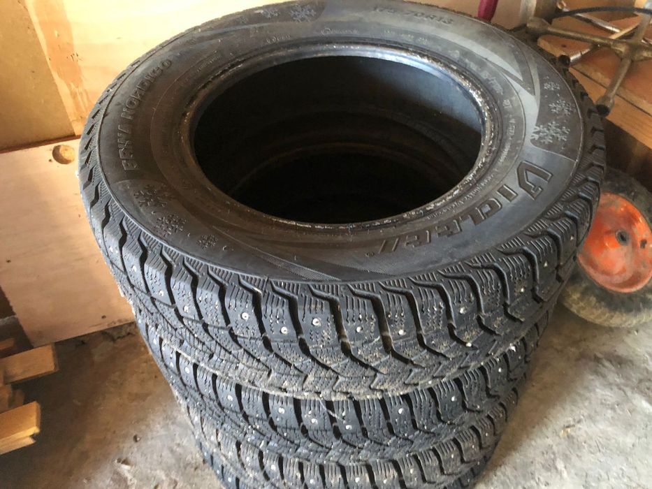Продам зимние шины шиповки почти новые Viatti  размер 175/70R13 цена