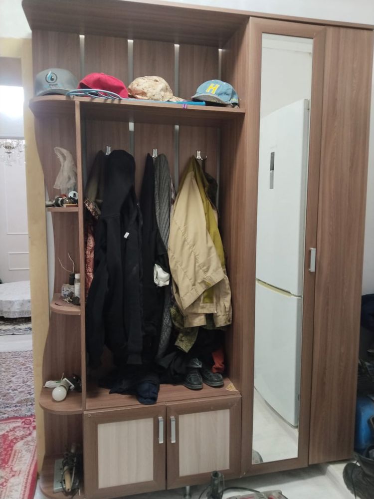 Прихожей мебель .