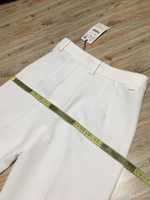 Pantaloni albi cu croi drept Zara