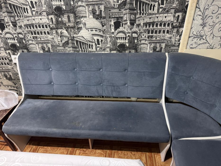 Продам уголок кухонный все шкафы целы