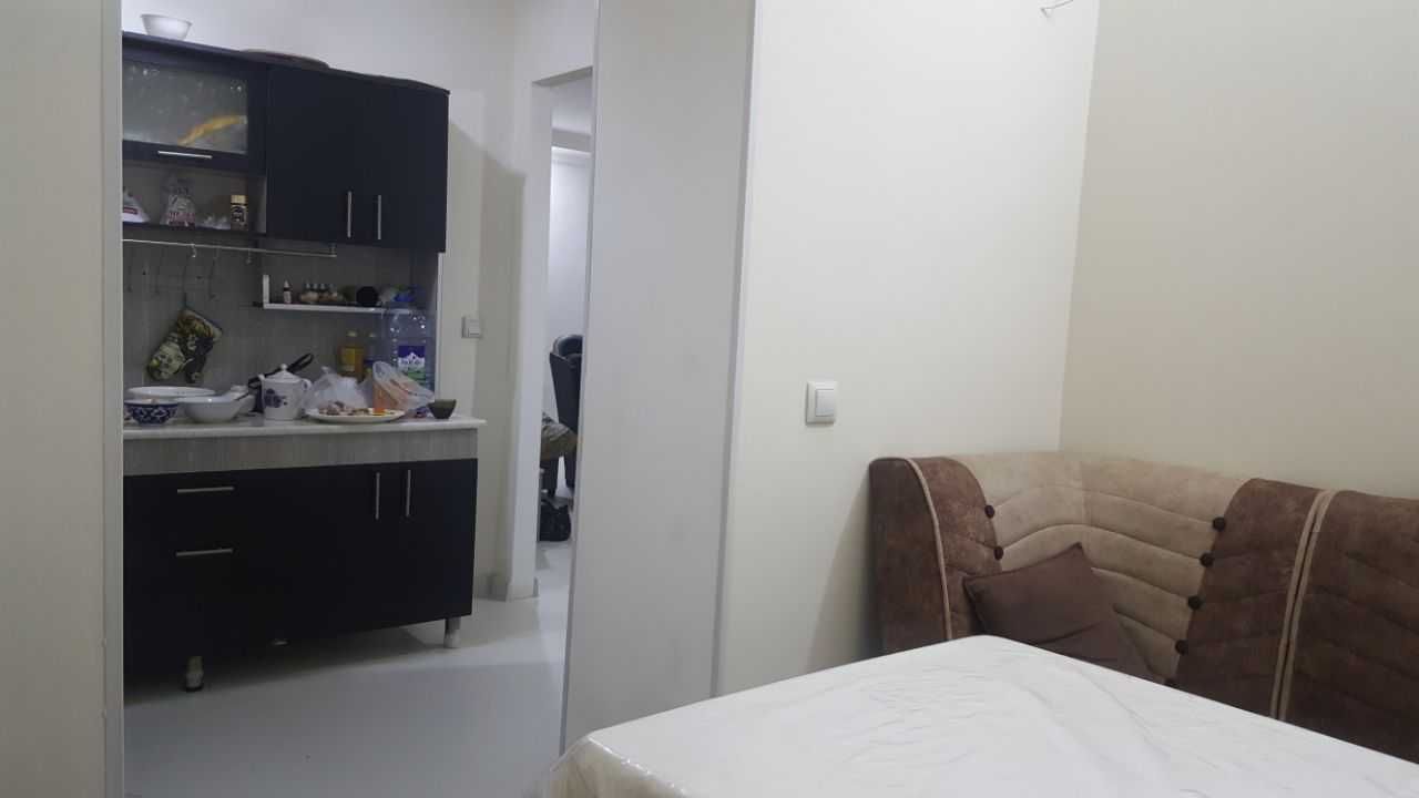 Продается 1 комнатная квартира 42 кв +102 кв  2*6 балкон   1 этаж 4 э
