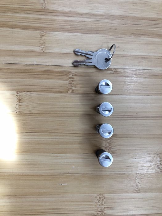 Set 4 butuci Thule cod N206, plus o cheie N205