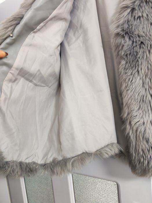 Меко сиво палто с изкуствен косъм