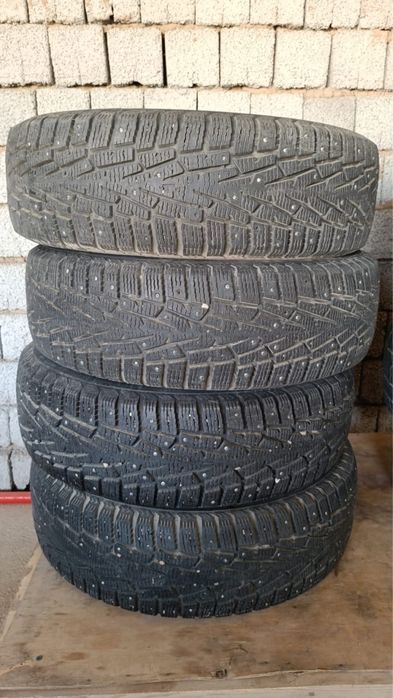 Срочно продается зимние шины  шипованные почти новые 4 шт