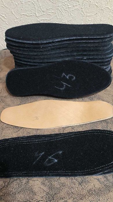 Продаются вязаные тапочки , стельки .