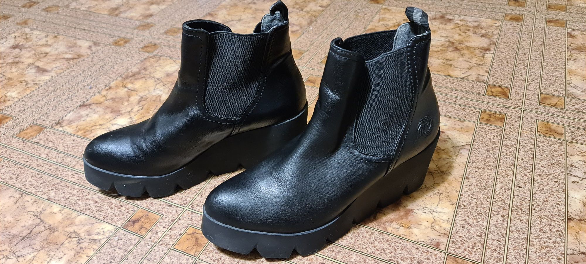 Продам ботинки кожаные. 40р.