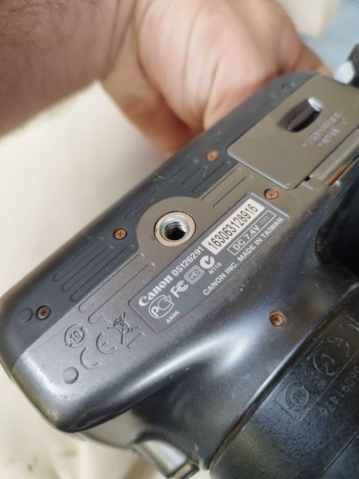 Canon EOS 1100D с обектив внос от Германия без батерия