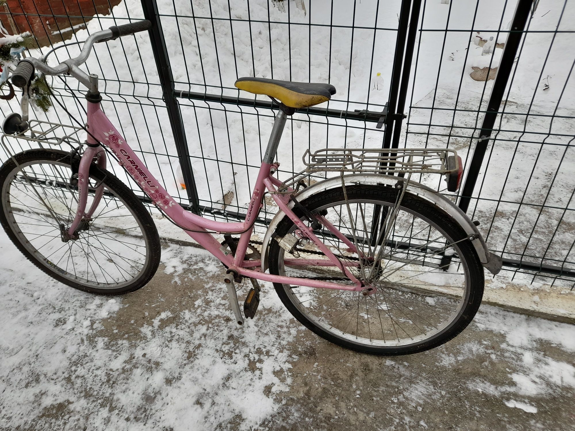 Vand biciclete de fete și bărbați