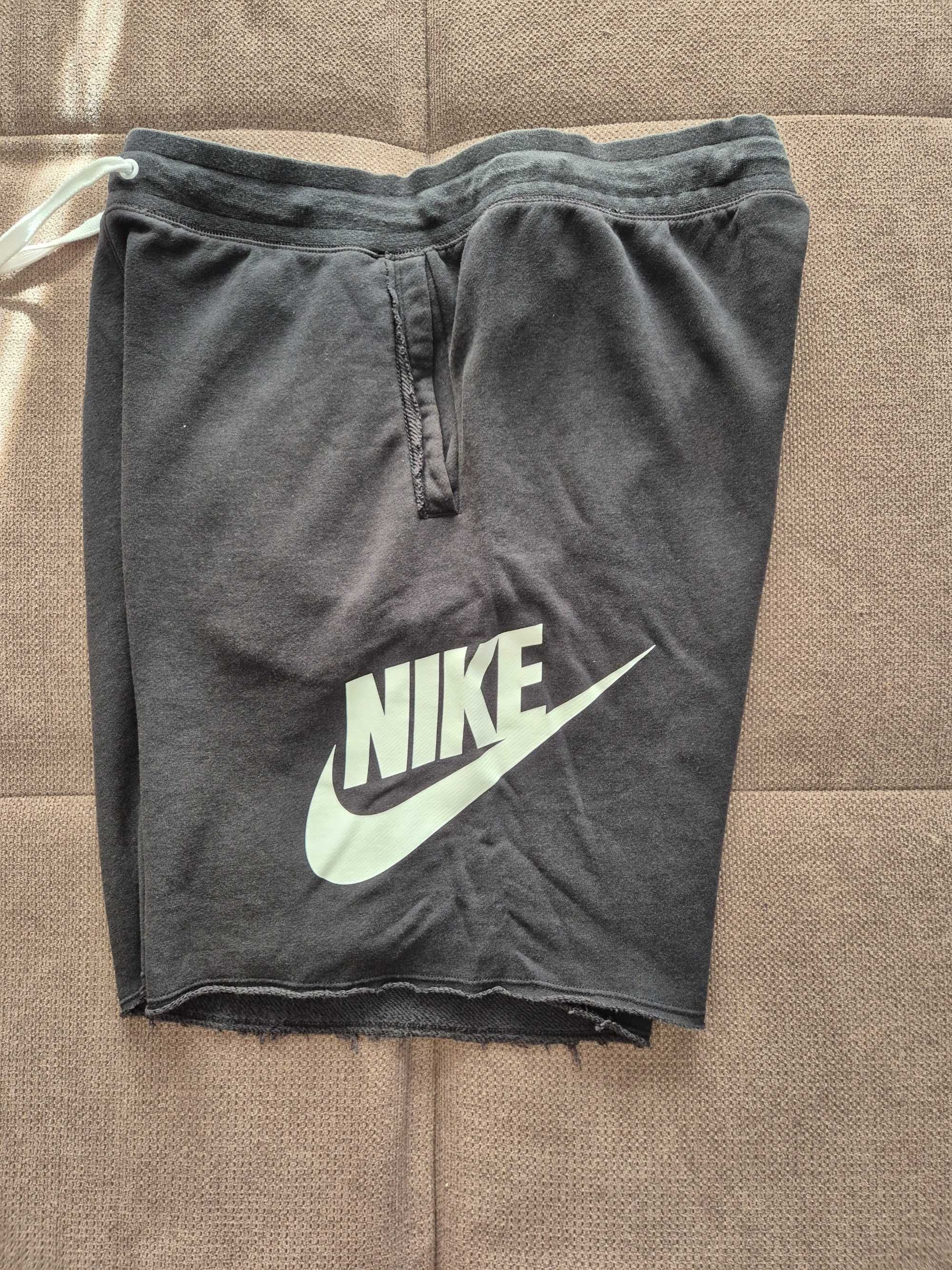 Спортни шорти Nike