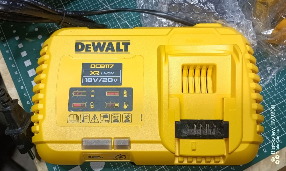 Зарядка девольт DeWalt