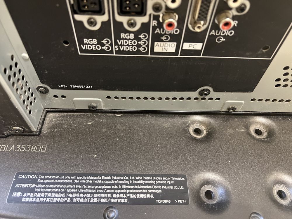Неработещ плазмен телевизор Panasonic TH-50PY70P, за части или сцени.
