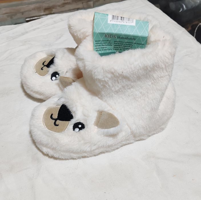 Papuci de casa noi cu eticheta