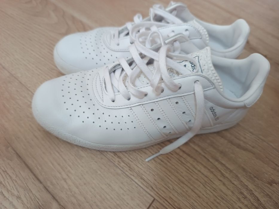 Adidasi foarte puțin purtati