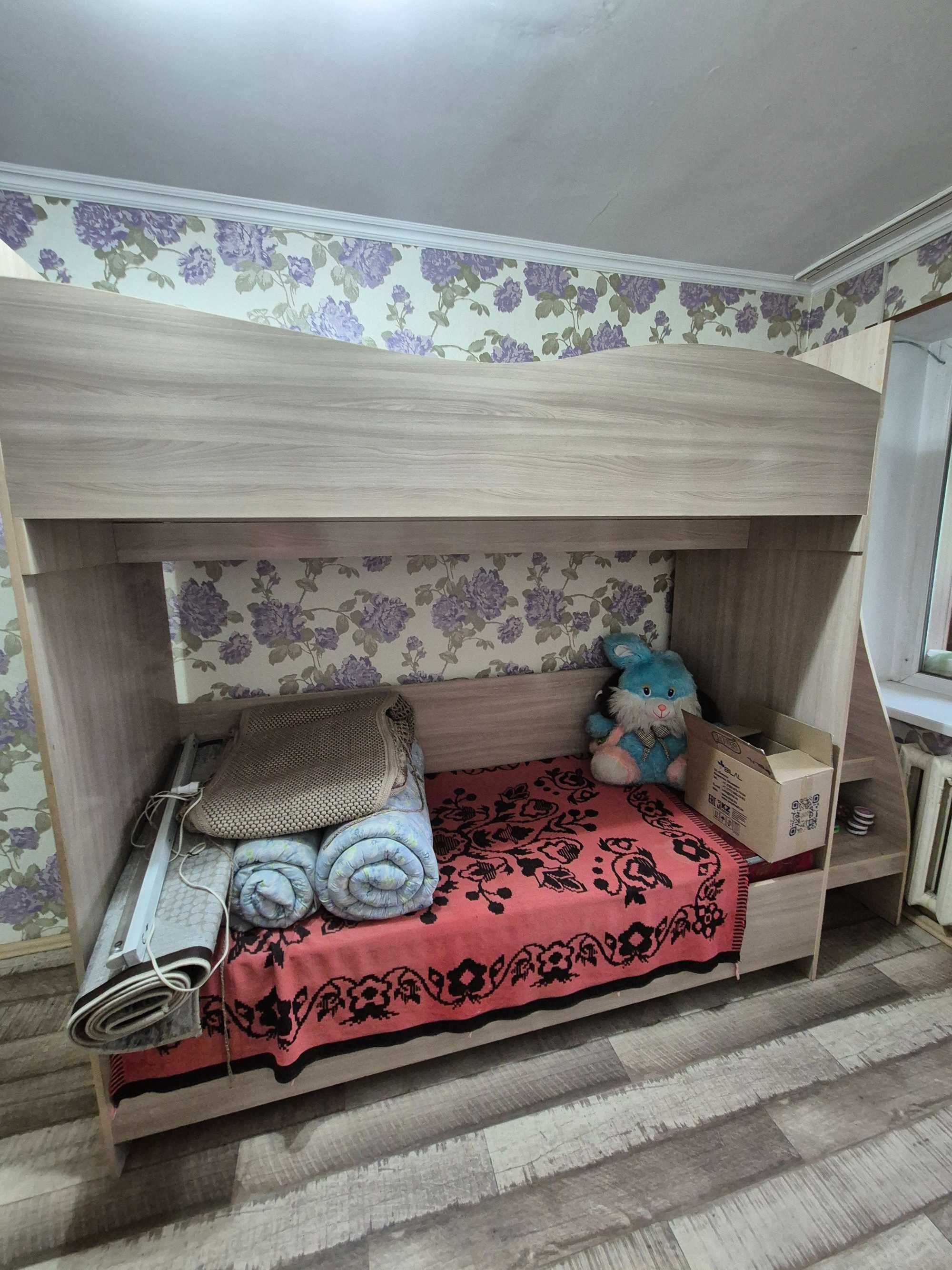 Продам 2-этажную кровать с 1 матрасом и шкаф