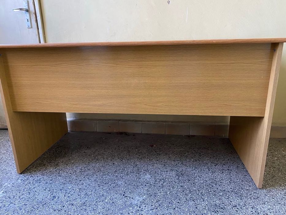 Дървено бюро със шкафчета