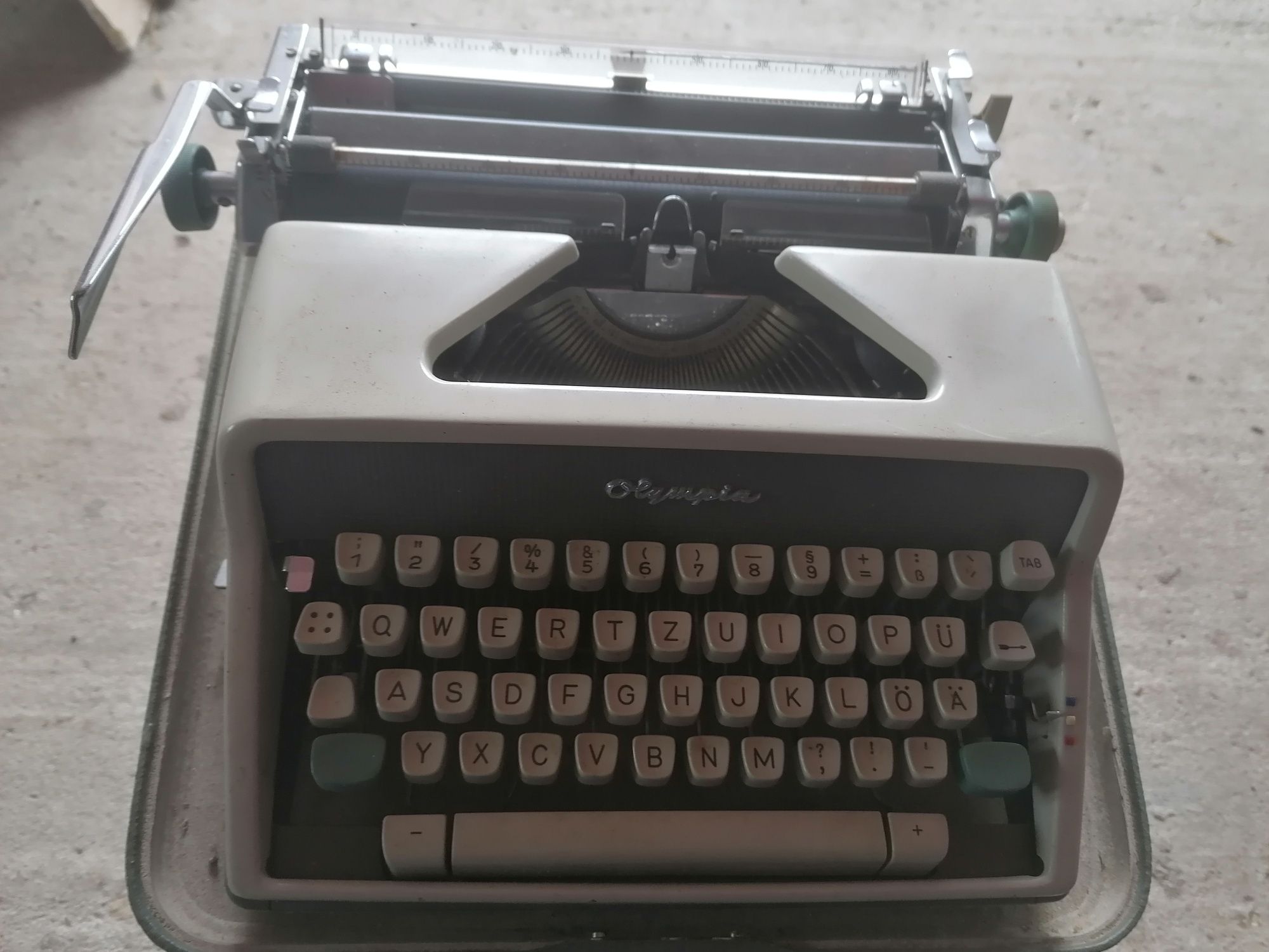 Vând mașină de scris Olympia