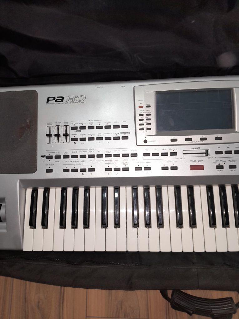 Vînd korg pa 80 orga merge foarte bine are un singur defect