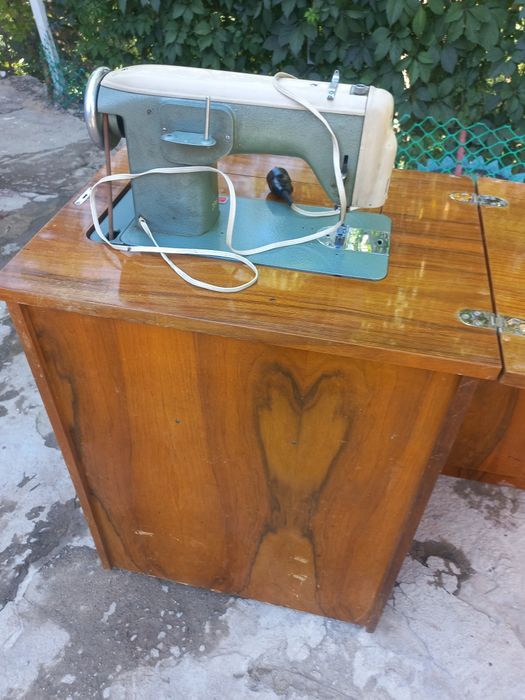 Продам швейные машинки 2шт.