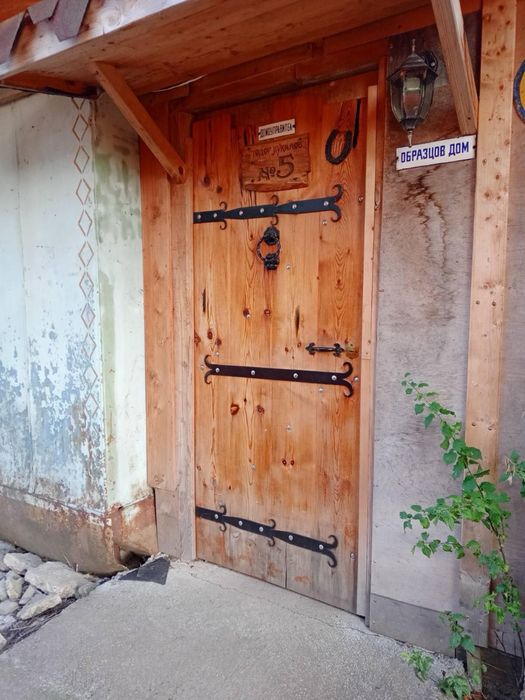 Вила с двор басейн и гараж