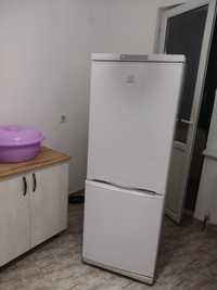 Продам рабочий холодильник Indesit