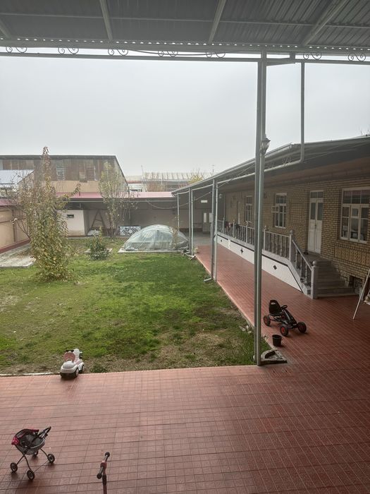 Uy 8 sotik 10 ta xonasi bor
